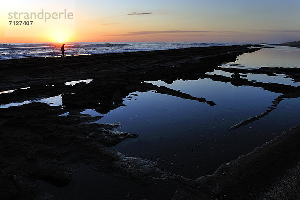 Mündung  Gewässer  Naturschutzgebiet  gehen  Strand  Sonnenuntergang  Schutz  Mensch  Mittelamerika  Einsamkeit  Pazifischer Ozean  Pazifik  Stiller Ozean  Großer Ozean  Leon  Nicaragua