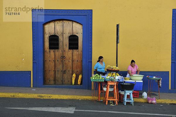 Hochformat  Obststand  Frau  gelb  Frucht  Geschichte  verkaufen  Mittelamerika  Leon  Nicaragua