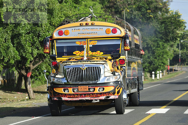 Farbaufnahme  Farbe  Querformat  Omnibus  Mittelamerika  Leon  Nicaragua  Geschwindigkeit  Straßenverkehr