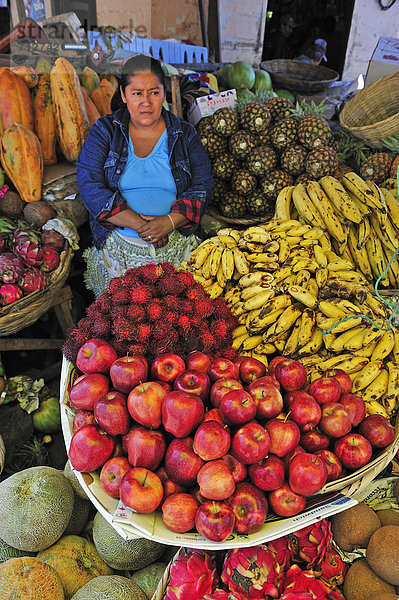Hochformat  Frucht  Mittelamerika  Apfel  Markt  Nicaragua  Straßenverkäufer