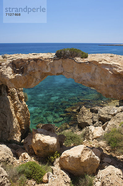 Felsbrocken  Landschaftlich schön  landschaftlich reizvoll  Europa  Steilküste  Küste  Meer  Natur  Brücke  Griechenland  Ayia Napa  Cap Greco  Zypern  griechisch