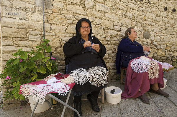 Europa  Frau  Tradition  Mensch  weiblich - Mensch  Handarbeit  Griechenland  häkeln  Zypern  griechisch  alt
