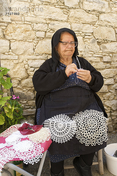 Europa  Frau  Tradition  Mensch  weiblich - Mensch  Handarbeit  Griechenland  häkeln  Zypern  griechisch  alt