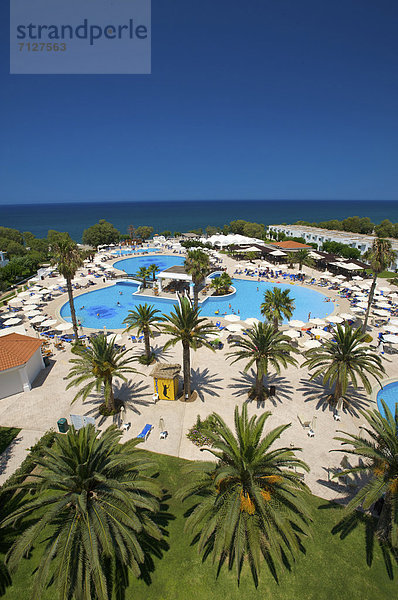 Hochformat Außenaufnahme Europa Tag europäisch Schwimmbad Hotel Insel Tourismus Chania Kreta Griechenland Mittelmeer freie Natur