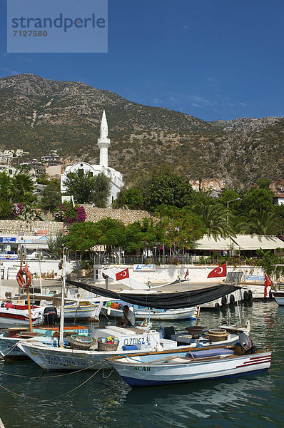 Fischereihafen Fischerhafen Baustelle Hafen Europa europäisch Gebäude Vertrauen Boot Architektur Religion Islam Moschee Ägäisches Meer Ägäis Fischerboot Minarett Türkei