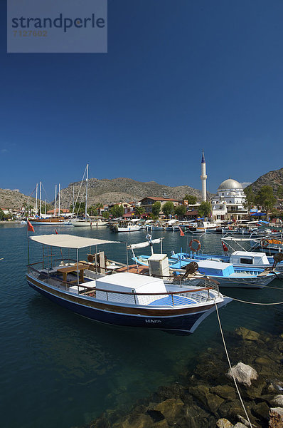 Fischereihafen Fischerhafen Baustelle Hafen Europa europäisch Gebäude Vertrauen Boot Architektur Religion Islam Moschee Ägäisches Meer Ägäis Fischerboot Minarett Türkei