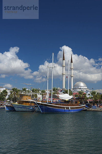 Fischereihafen Fischerhafen Baustelle Hafen Europa europäisch Gebäude Vertrauen Architektur Religion Islam Moschee Ägäisches Meer Ägäis Minarett Türkei