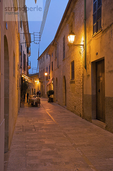 Außenaufnahme  Cafe  Landstraße  Europa  europäisch  Abend  niemand  Stimmung  Restaurant  Insel  Hotel  Mallorca  Straßencafe  Alcudia  Atmosphäre  Balearen  Balearische Inseln  schmal  freie Natur  Spanien  spanisch  eng