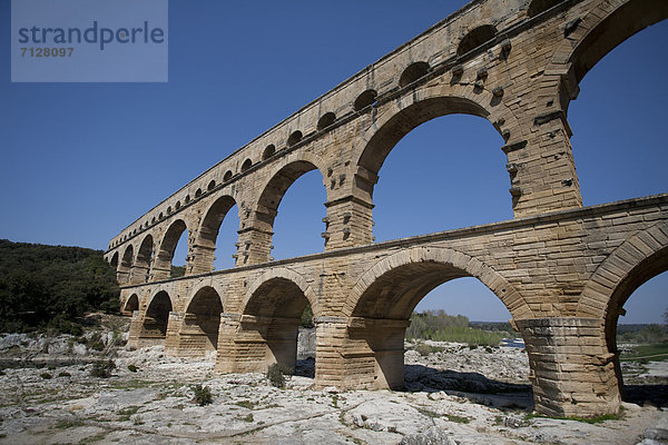 Frankreich  Europa  Brücke  fließen  Fluss  Kurve  Sehenswürdigkeit  Aquädukt  Gard  Pont du Gard