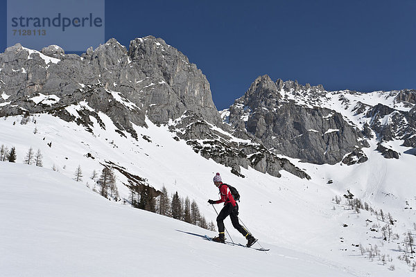 Schneeschuh  Winter  Mann  gehen  rennen  Tagesausflug  Schuh  Ramsau bei Berchtesgaden  Österreich  Schnee