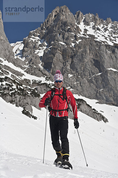 Schneeschuh  Winter  Mann  gehen  rennen  Tagesausflug  Schuh  Ramsau bei Berchtesgaden  Österreich  Schnee