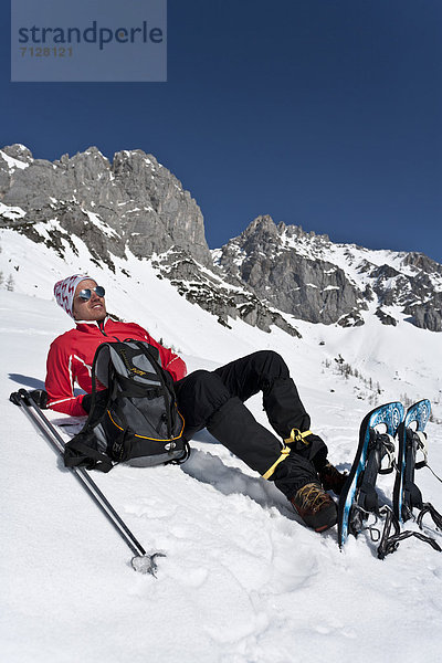 Schneeschuh  Winter  Mann  ruhen  gehen  rennen  Tagesausflug  Ende  Schuh  Ramsau bei Berchtesgaden  Österreich  Pause  Rest  Überrest  Schnee  einstellen