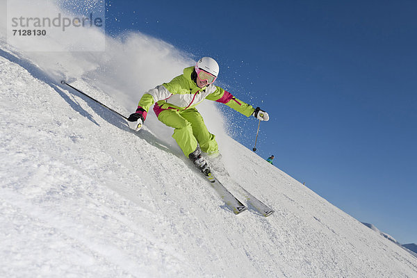 Rollbahn  Wintersport  Skihelm  Frau  Winter  Geschwindigkeit  Sport  schnitzen  Ski  Vitalität  Österreich  Helm  Salzburg