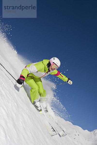 Wintersport  Skihelm  Frau  Winter  Geschwindigkeit  Sport  schnitzen  Ski  Vitalität  Österreich  Helm  Salzburg