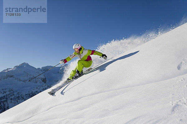 Wintersport  Skihelm  Frau  Winter  Geschwindigkeit  Sport  schnitzen  Ski  Vitalität  Tiefschnee  Österreich  Helm  Salzburg