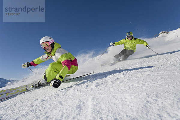 Rollbahn  Wintersport  Skihelm  Frau  Winter  Mann  Geschwindigkeit  Sport  schnitzen  Ski  Vitalität  Österreich  Helm  Salzburg