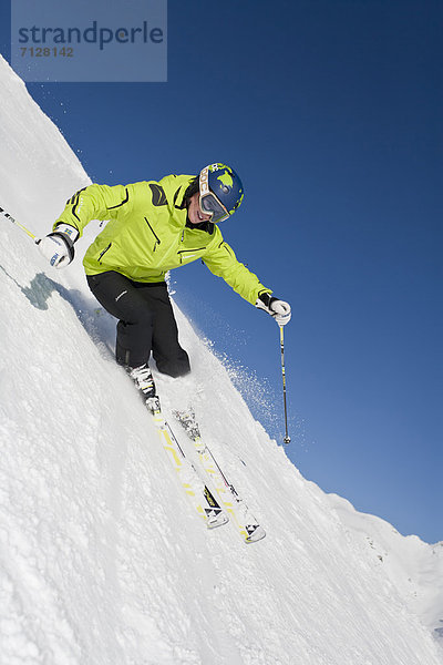 Rollbahn  Wintersport  Skihelm  Winter  Mann  Geschwindigkeit  Sport  schnitzen  Ski  Vitalität  Österreich  Helm  Salzburg