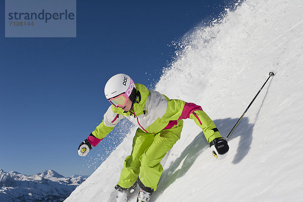 Rollbahn  Wintersport  Skihelm  Frau  Winter  Geschwindigkeit  Sport  schnitzen  Ski  Vitalität  Österreich  Helm  Salzburg