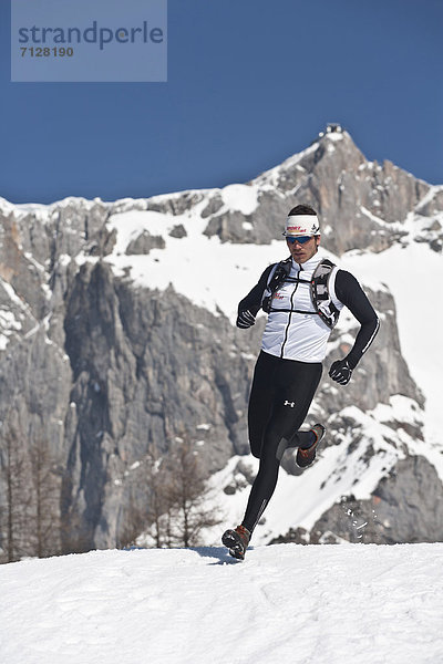 Wintersport  Winter  Mann  Sport  rennen  joggen  Ramsau bei Berchtesgaden  Österreich  Schnee