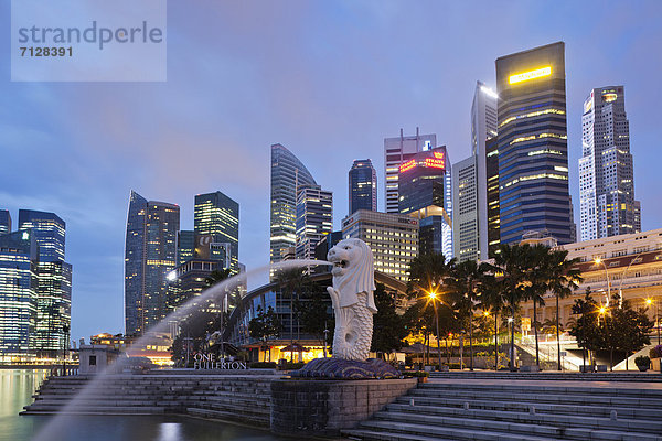 Stadtansicht  Stadtansichten  beleuchtet  Urlaub  Reise  Hochhaus  Nacht  Beleuchtung  Licht  Asien  Merlion  Merlion Statue  Singapur  Tourismus