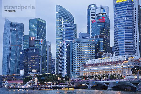 Stadtansicht  Stadtansichten  beleuchtet  Urlaub  Reise  Hochhaus  Nacht  Beleuchtung  Licht  Asien  Merlion  Singapur  Tourismus