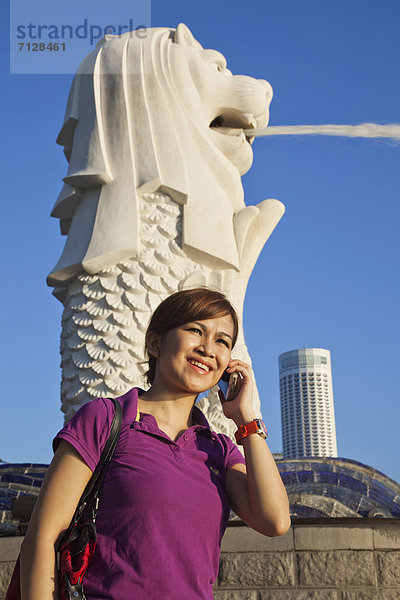 Handy  Kommunikation  Urlaub  Reise  Tourist  Kurznachricht  Asien  indonesisch  Merlion  Merlion Statue  Singapur  Tourismus