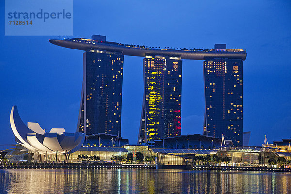 beleuchtet  Urlaub  Reise  Hotel  Architektur  Casino  Nacht  Beleuchtung  Licht  Asien  Marina Bay Sands  Singapur  Tourismus