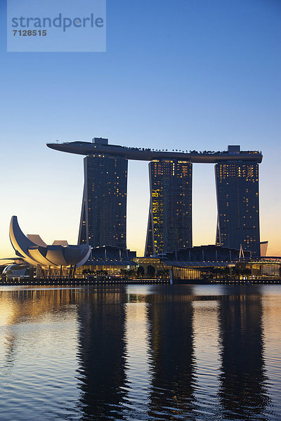 beleuchtet  Urlaub  Reise  Hotel  Architektur  Casino  Nacht  Beleuchtung  Licht  Asien  Marina Bay Sands  Singapur  Tourismus