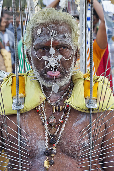 Urlaub  Schmerz  Reise  bizarr  Indianer  Festival  Hinduismus  Piercing  Asien  Singapur  Sri Srinivasa Perumal Tempel  Tourismus