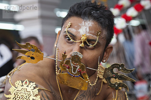 Urlaub  Schmerz  Reise  bizarr  Indianer  Festival  Hinduismus  Piercing  Asien  Singapur  Sri Srinivasa Perumal Tempel  Tourismus