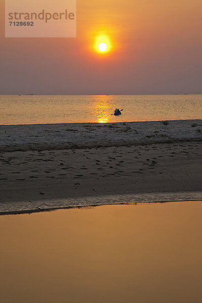 Urlaub Strand Sonnenuntergang Reise Meer Sand Insel Kanu Kajak Asien Klong Prao Beach Paradies Thailand Tourismus