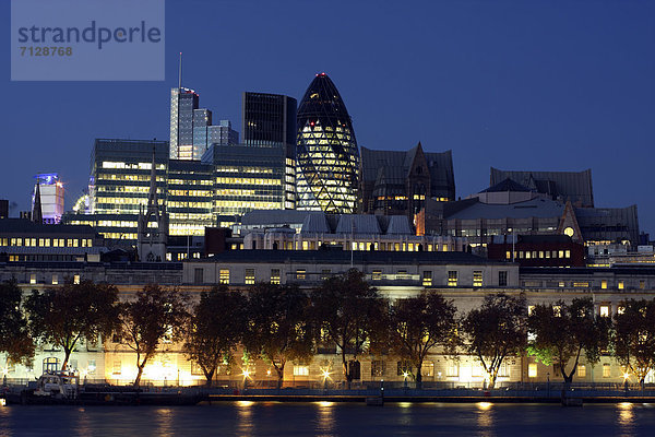 Europa  Nacht  London  Hauptstadt  Fluss  Themse  Beleuchtung  Licht  30 St Mary Axe  The Gherkin  Swiss-Re-Tower  England