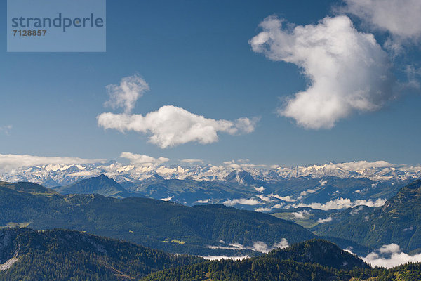 blauer Himmel  wolkenloser Himmel  wolkenlos  Panorama  Berg  Berggipfel  Gipfel  Spitze  Spitzen  Wolke  Himmel  Steilküste  Alpen  blau  steil  Berglandschaft  Österreich  Bayern  Bergen  Chiemgau  Deutschland  Hang  Oberbayern