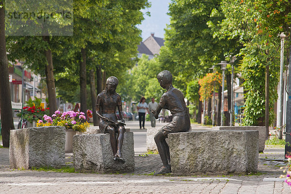 Einkaufszentrum  Wasser  Skulptur  Junge - Person  Stadt  Großstadt  Bach  Figur  Bayern  Deutschland  Fussgängerzone  Oberbayern