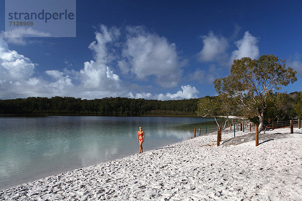 Wasser  Frau  Ostküste  ruhen  Strand  Bikini  Morgen  Küste  See  weiß  Sand  Insel  Einsamkeit  rot  schwimmen  türkis  Australien  Ökotourismus  Fraser Island  Queensland  Rest  Überrest  Tourismus