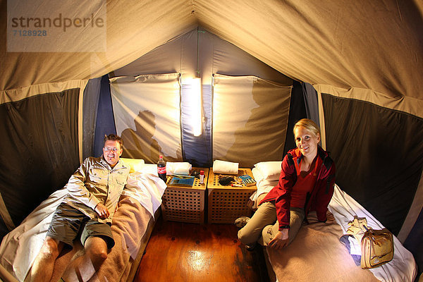 Frau  Mann  Urlaub  ruhen  Abenteuer  Attraktivität  Paar  Paare  Ländliches Motiv  ländliche Motive  camping  Zelt  innerhalb  Einsamkeit  Australien  Fraser Island  Queensland  Rest  Überrest  Tourismus