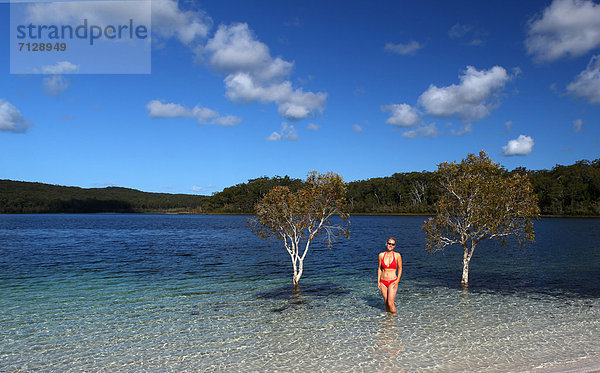 Wasser  Frau  Ostküste  ruhen  Strand  Bikini  Attraktivität  Küste  See  weiß  Sand  Insel  Einsamkeit  rot  schwimmen  türkis  Australien  Ökotourismus  Fraser Island  Paradies  Queensland  Rest  Überrest  Tourismus