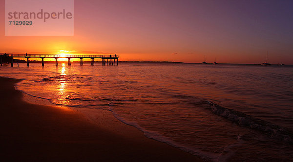 Fußgängerbrücke  Fisch  Pisces  Ostküste  Sonnenuntergang  Wasserwelle  Welle  Spiegelung  Meer  Kai  Yacht  Stille  Winkel  Australien  Fischer  Queensland  Romantik