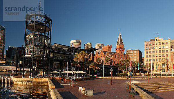 leer  blauer Himmel  wolkenloser Himmel  wolkenlos  Sehenswürdigkeit  Hafen  Morgen  Kontrast  Sonnenaufgang  Architektur  Geschichte  Restaurant  Kirche  Kai  Fahne  früh  Reklameschild  Schönheit  Australien  Metropole  New South Wales  alt  Sonne  Sydney