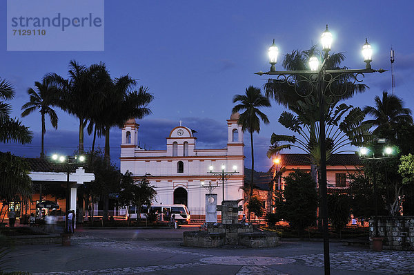 Nacht  Großstadt  Kirche  Mittelamerika  Honduras  Platz