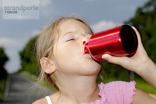 Außenaufnahme  Freizeit  Wasser  Getränk  Menschlicher Schweiß  Lebensphase  Wasserflasche  Mädchen  Schulalter  6  freie Natur