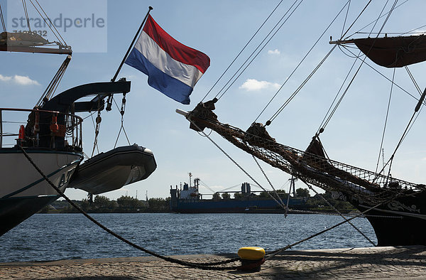 Nationalflagge Kai Niederlande Gegenlicht Ostsee Baltisches Meer Deutschland Kiel Segelboot Schleswig-Holstein