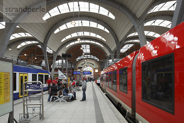 Mensch  Menschen  Reise  Plattform  Bahnhof  Zug  Ostsee  Baltisches Meer  Deutschland  Kiel  Schleswig-Holstein  Straßenverkehr