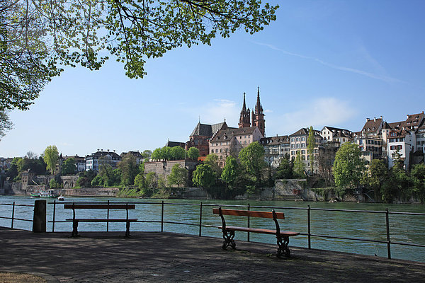 Landschaftlich schön  landschaftlich reizvoll  Europa  niemand  Reise  Querformat  Fluss  Kathedrale  Sitzbank  Bank  Geographie  Basel  Schweiz