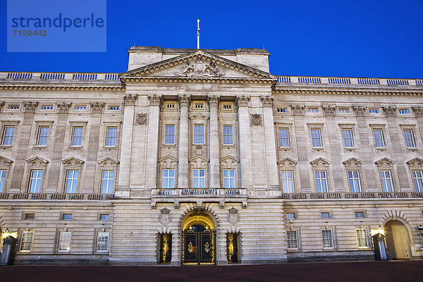 Urlaub  britisch  Großbritannien  London  Hauptstadt  Reise  Palast  Schloß  Schlösser  Buckingham Palace  England  Tourismus