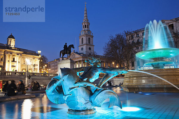 beleuchtet  Springbrunnen  Brunnen  Fontäne  Fontänen  Urlaub  britisch  Großbritannien  London  Hauptstadt  Reise  Nacht  England  Zierbrunnen  Brunnen  Tourismus  Trafalgar Square