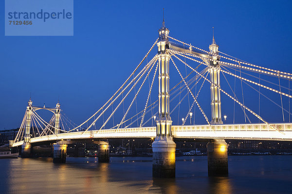 beleuchtet  Urlaub  britisch  Großbritannien  London  Hauptstadt  Reise  Brücke  Themse  Kensington and Chelsea  Nacht  England  Tourismus