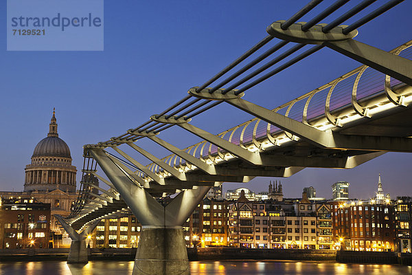 beleuchtet  Urlaub  britisch  Großbritannien  London  Hauptstadt  Reise  Architektur  Brücke  Kathedrale  St. Pauls Cathedral  Themse  Nacht  England  Tourismus