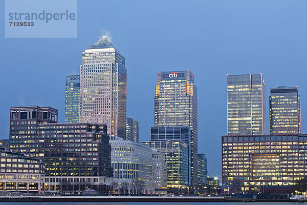 beleuchtet  Bankenviertel  britisch  Handel  Großbritannien  London  Hauptstadt  Architektur  Hochhaus  ernst  Bürogebäude  Themse  Nacht  Business  Canary Wharf  Docklands  England