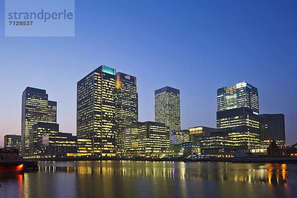 beleuchtet  Bankenviertel  britisch  Handel  Großbritannien  London  Hauptstadt  Architektur  Hochhaus  ernst  Bürogebäude  Nacht  Business  Canary Wharf  Docklands  England